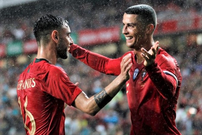 Fernandes tai hien pha an mung cua Ronaldo tren san tap hinh anh