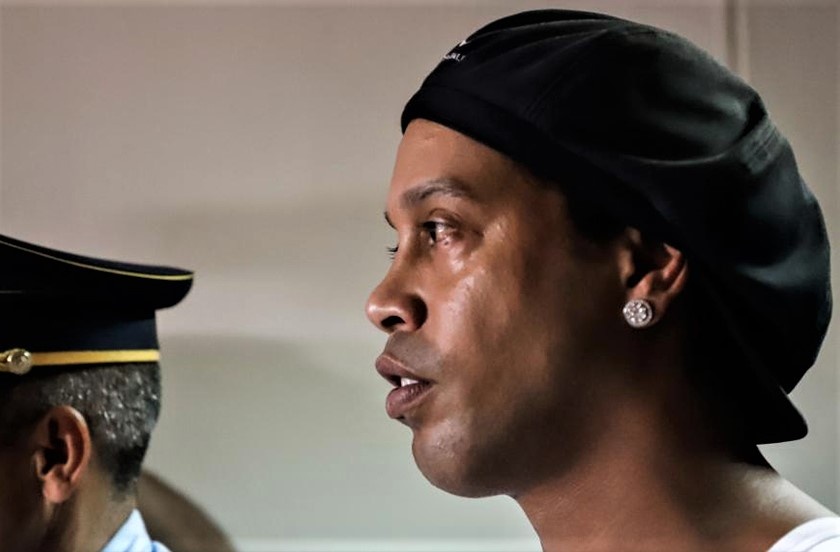 Ronaldinho lam do go trong thoi gian o tu hinh anh