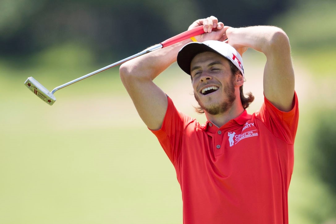 Bale thach Tiger Woods danh golf vao loi giay ve sinh hinh anh