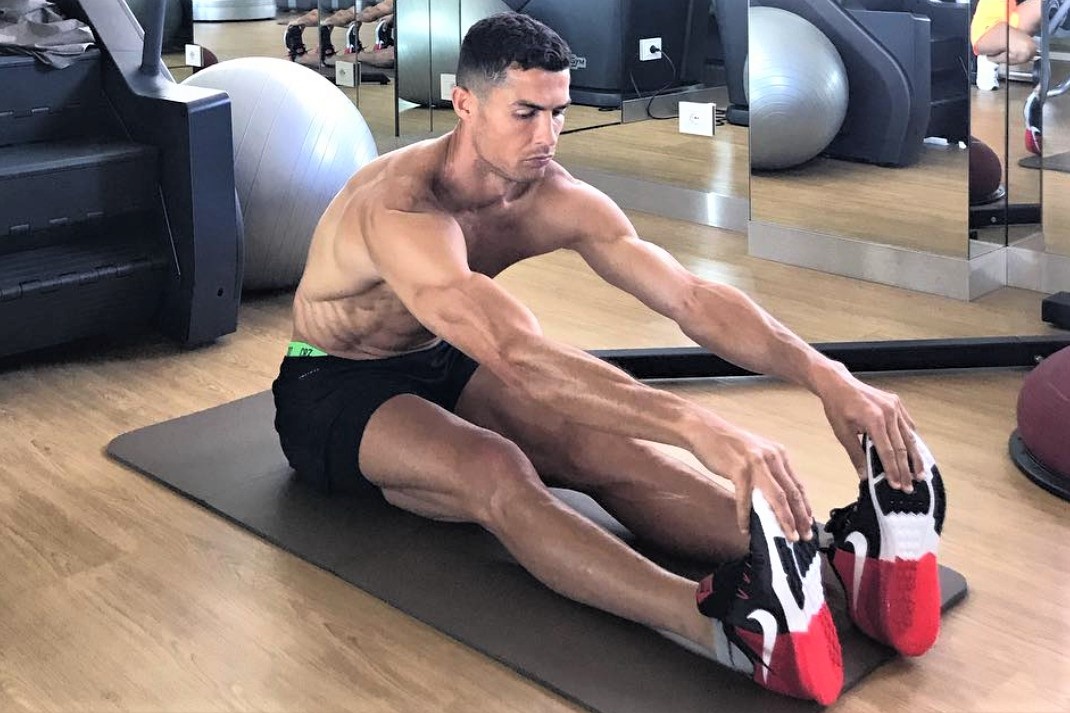 Ronaldo khoe co bung 6 mui khi tap gym cung gia dinh hinh anh