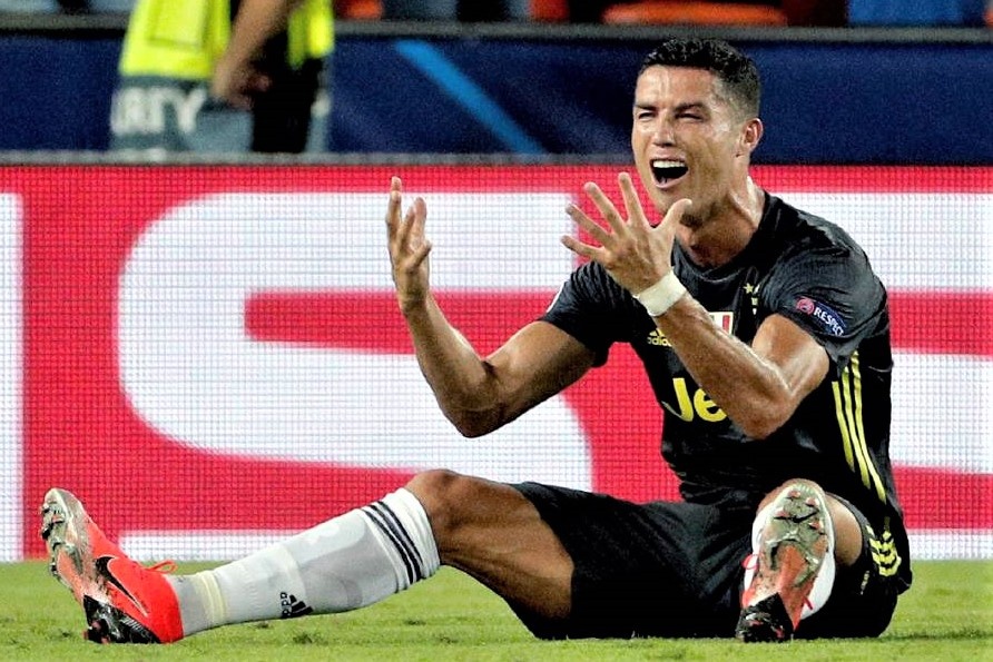 Ronaldo khong phuc khi phai mua qua tang toan doi Juventus hinh anh