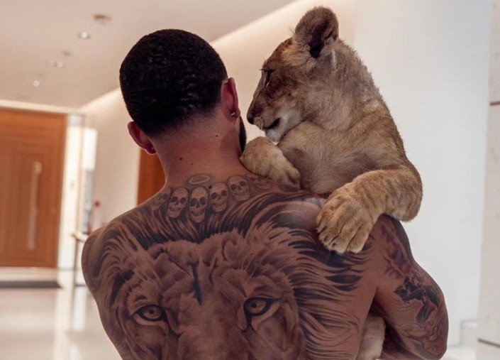 Depay chup anh voi su tu anh 1