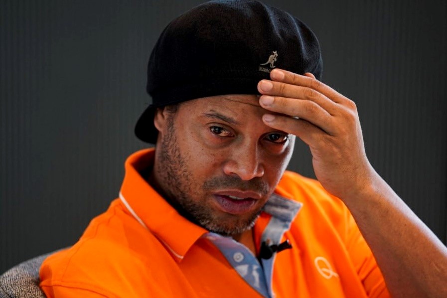 Cuu giam doc Real Madrid: 'Hay de Ronaldinho duoc yen' hinh anh