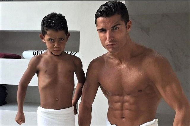 Ronaldo lay con lam ta trong luc tap luyen tai nha hinh anh