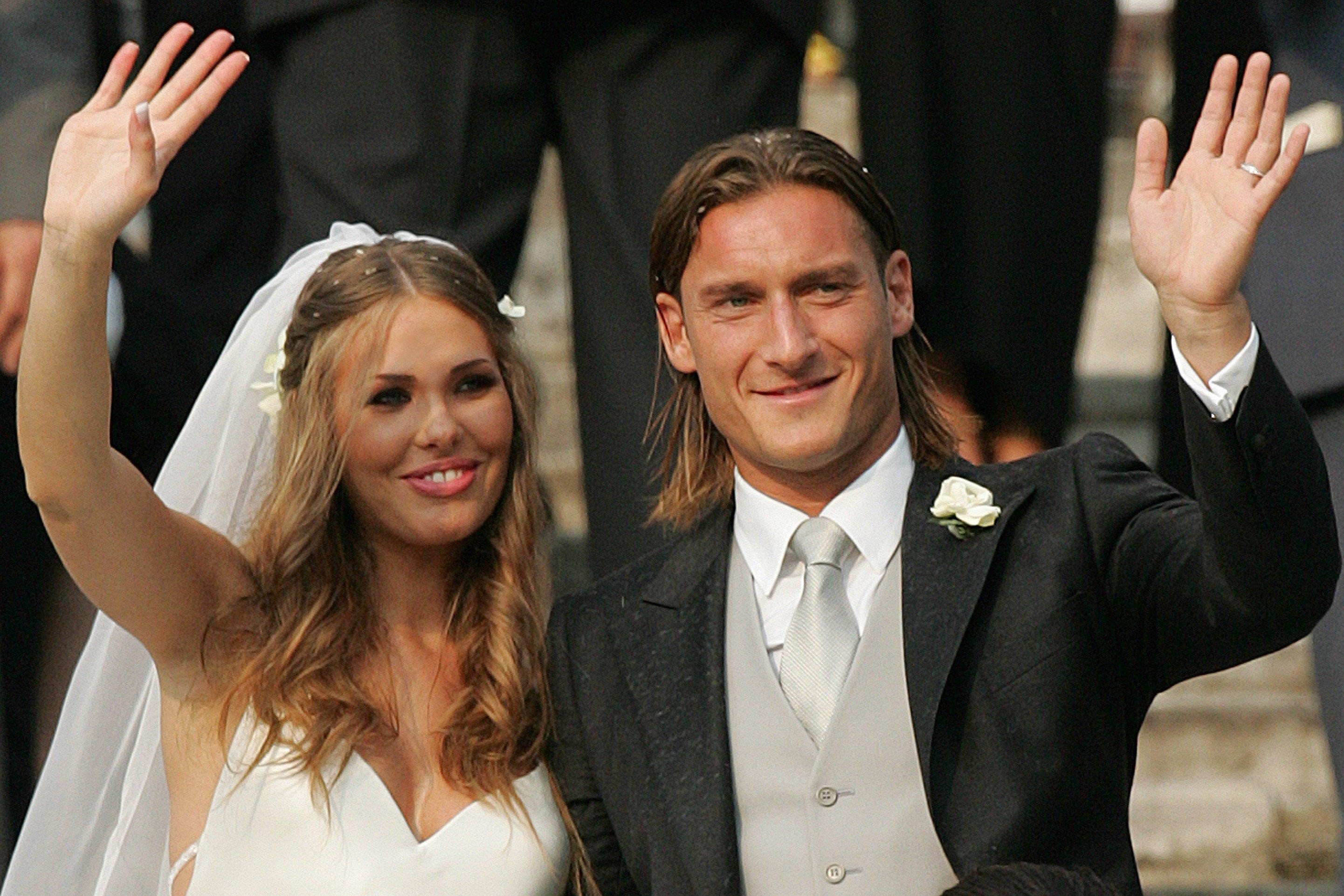 Hon nhan cua Totti suyt do vo vi vo nuoi meo hinh anh