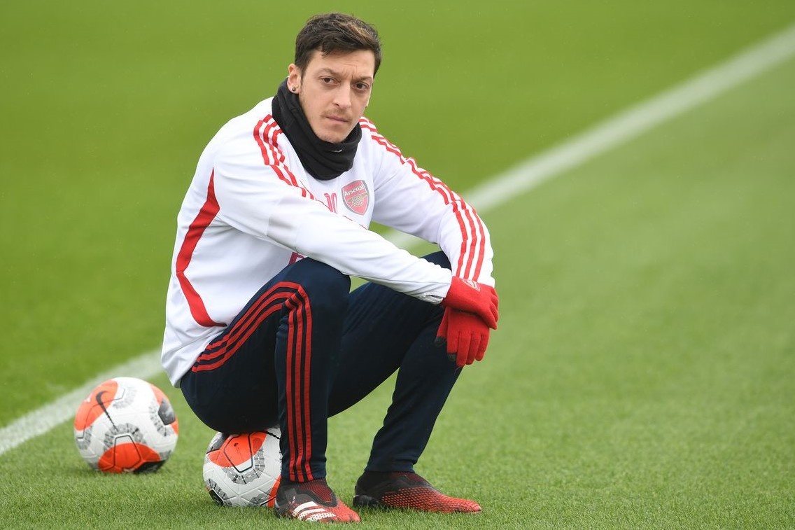 Oezil bi goi la 'noi ho then' vi tu choi giam luong cung Arsenal hinh anh