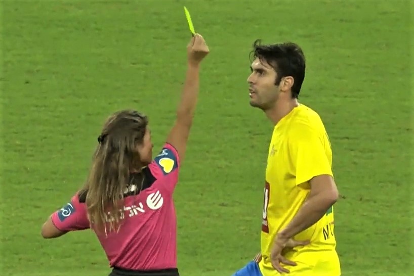 Trong tai rut the vo co de xin chup anh cung Kaka hinh anh