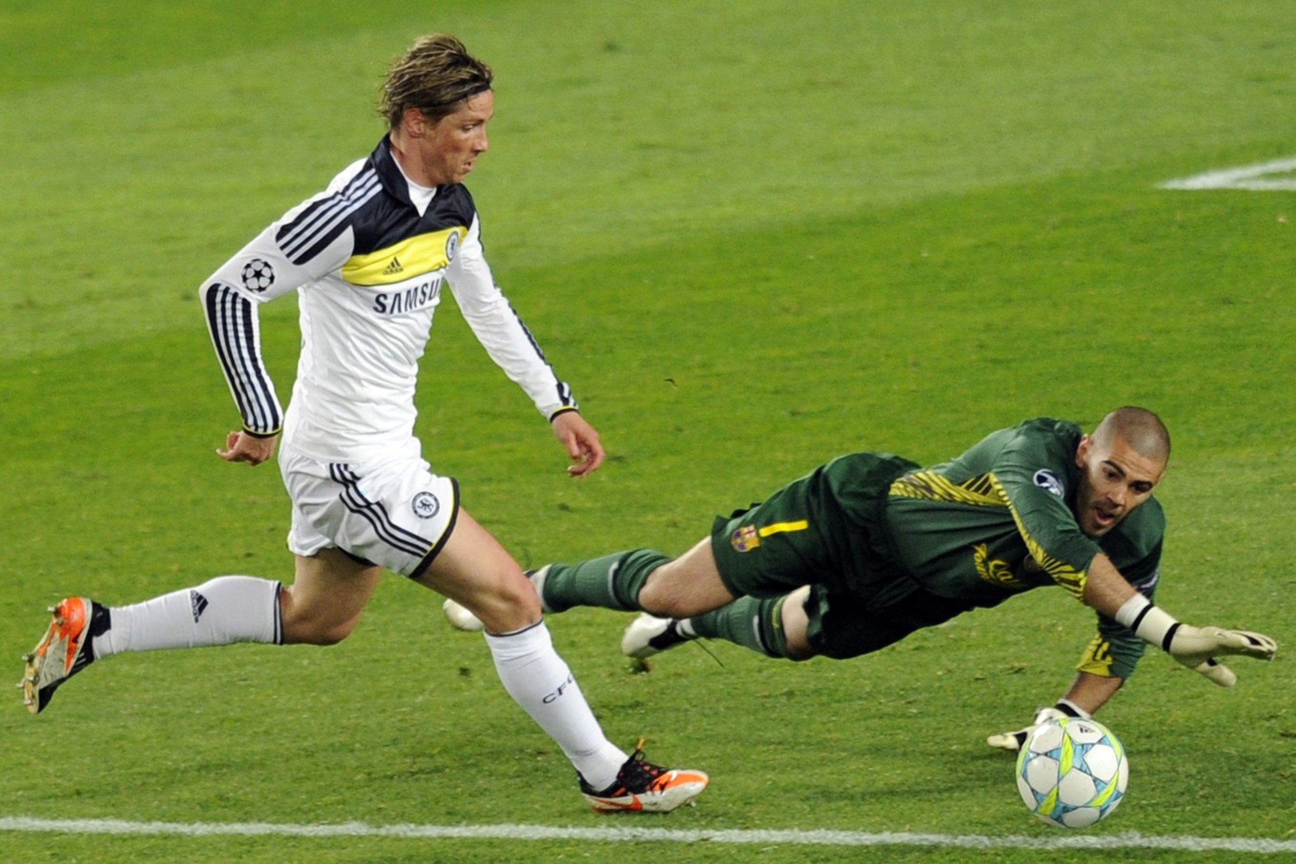 Ngay Torres khien ca san Camp Nou chet lang hinh anh