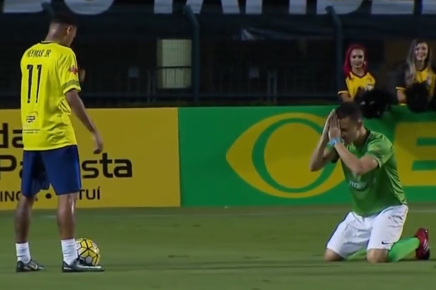 Doi thu quy goi xin Neymar dung lam be mat hinh anh