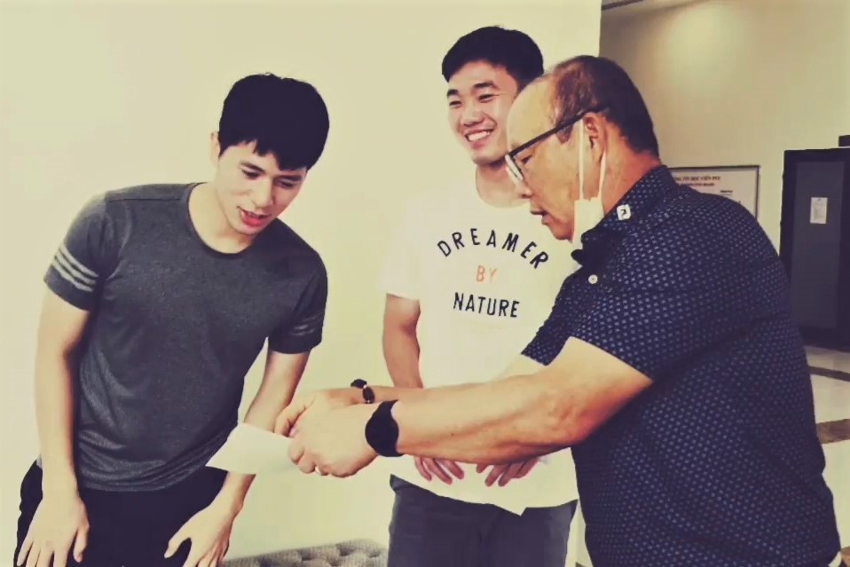 HLV Park chuc mung sinh nhat Dinh Trong va Xuan Truong o PVF hinh anh