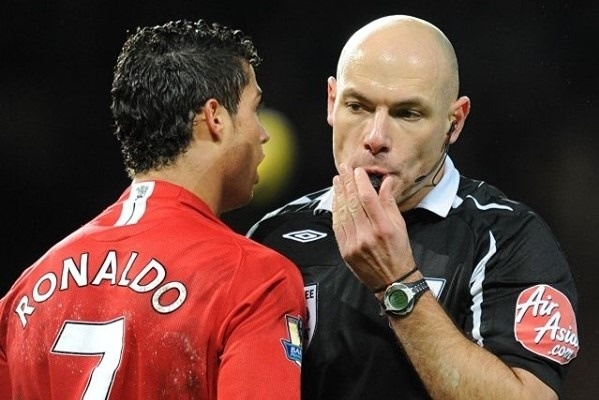 Trong tai Anh tung mong Ronaldo sut hong phat den hinh anh