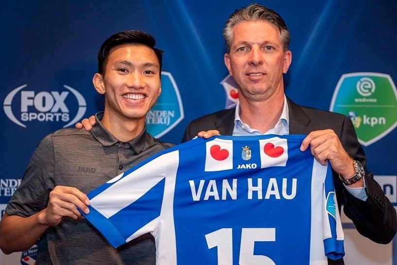 HLV Heerenveen thua nhan dung Van Hau khong dung cach hinh anh