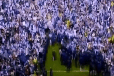 Bien nguoi tran xuong san ngay Barca va Real bi lat do nam 2000 hinh anh