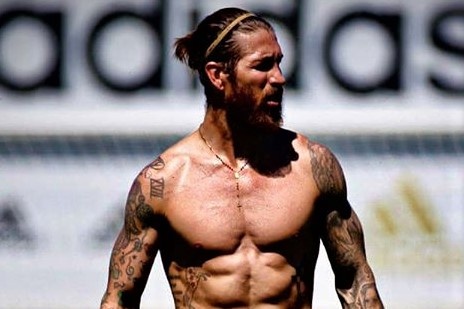 Ramos khoe co bung 6 mui khi tro lai san tap hinh anh