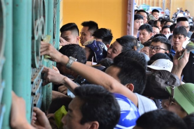 CDV chen lan mua ve xem tran Nam Dinh - HAGL hinh anh