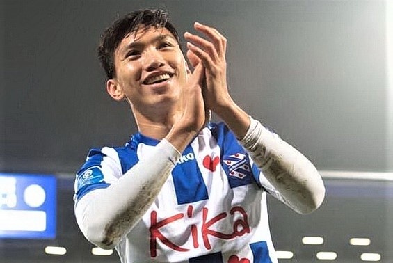 Chu tich Heerenveen ca ngoi cu chi dep cua Van Hau va dong doi hinh anh