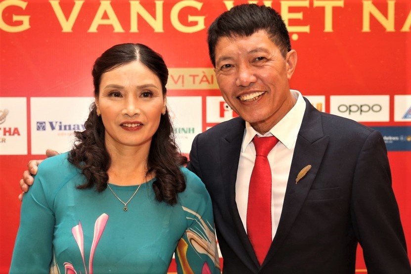 Bo me thay mat Van Hau nhan giai Cau thu tre hay nhat nam hinh anh