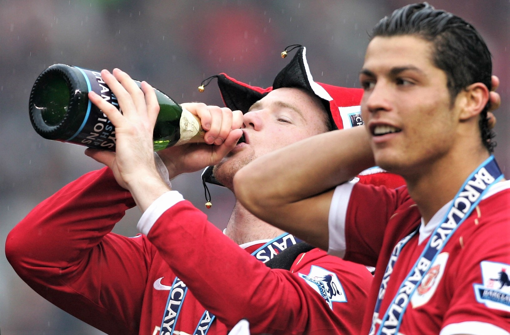 'Rooney uong ruou nhu ke dien, Gerrard coi tran nhay mua' hinh anh