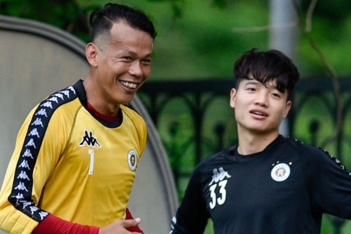 Phi Minh Long nhin Bui Tan Truong tap luyen vi chua binh phuc hinh anh