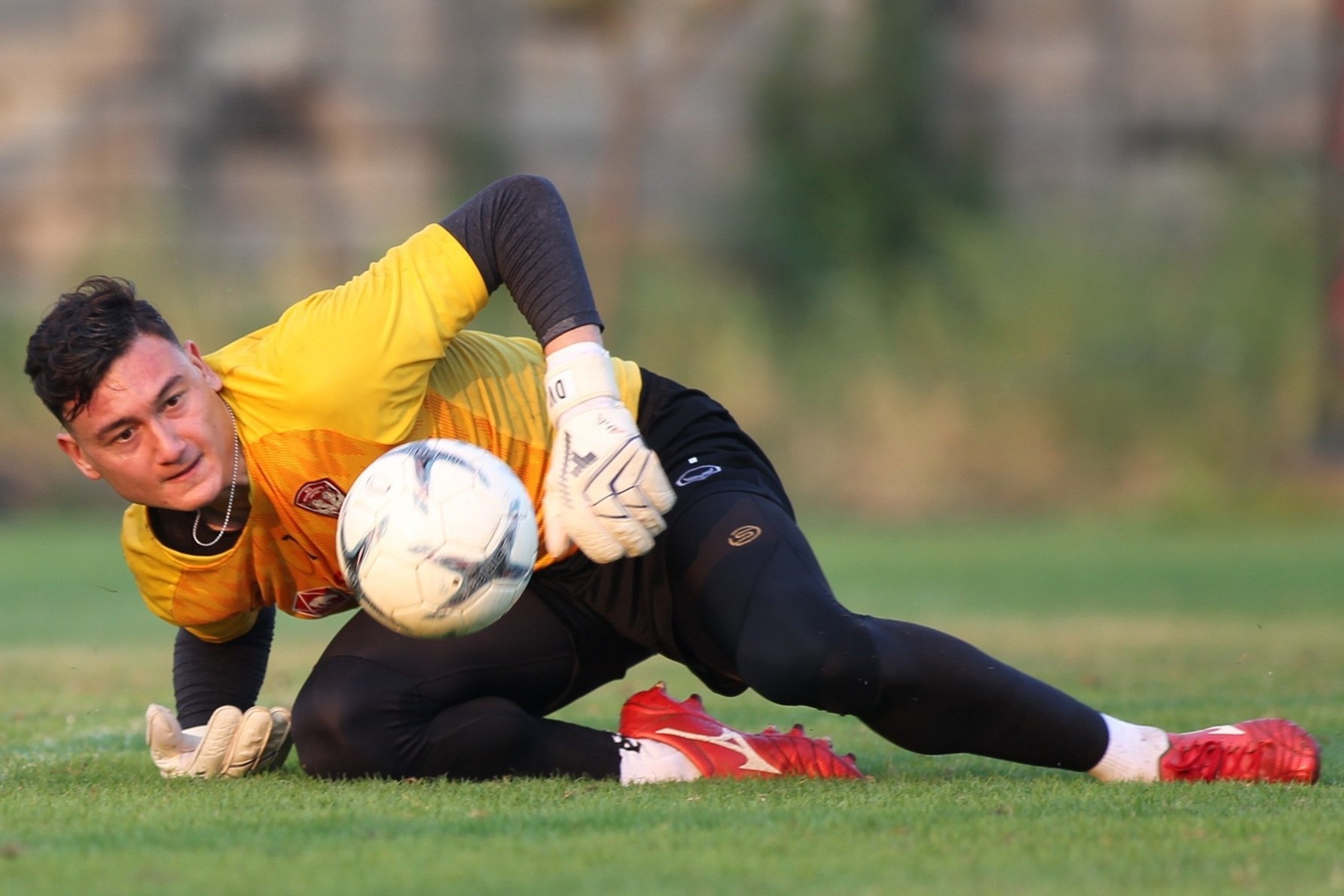 Van Lam tap luyen giua tin don chia tay Muangthong United hinh anh