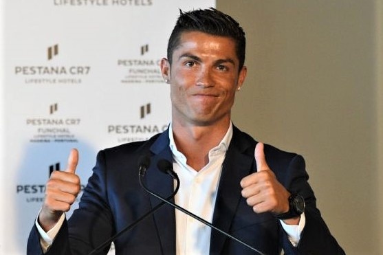 Ronaldo ban lo biet thu o Manchester hinh anh