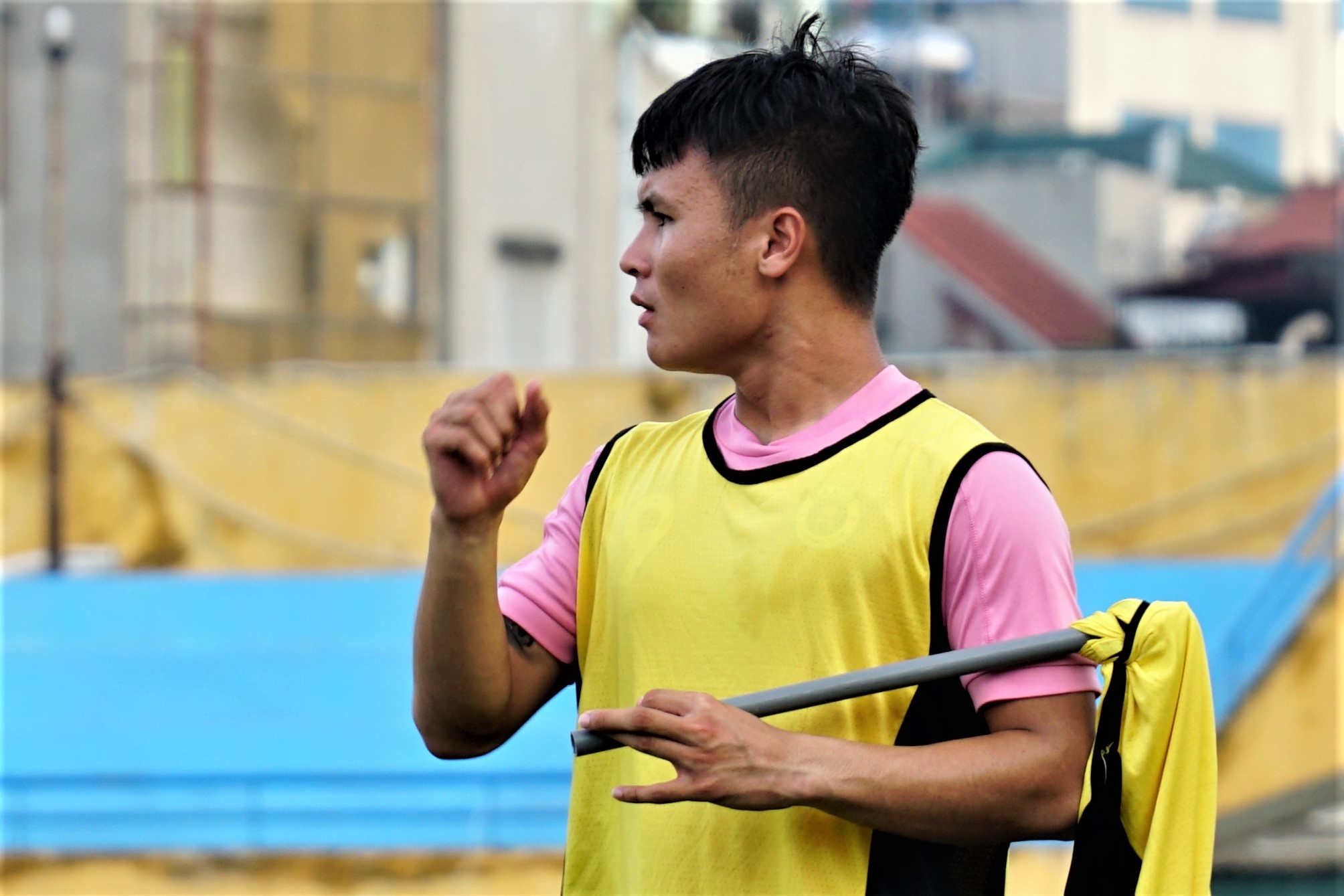 Quang Hai lam trong tai bien cho dong doi da doi khang hinh anh