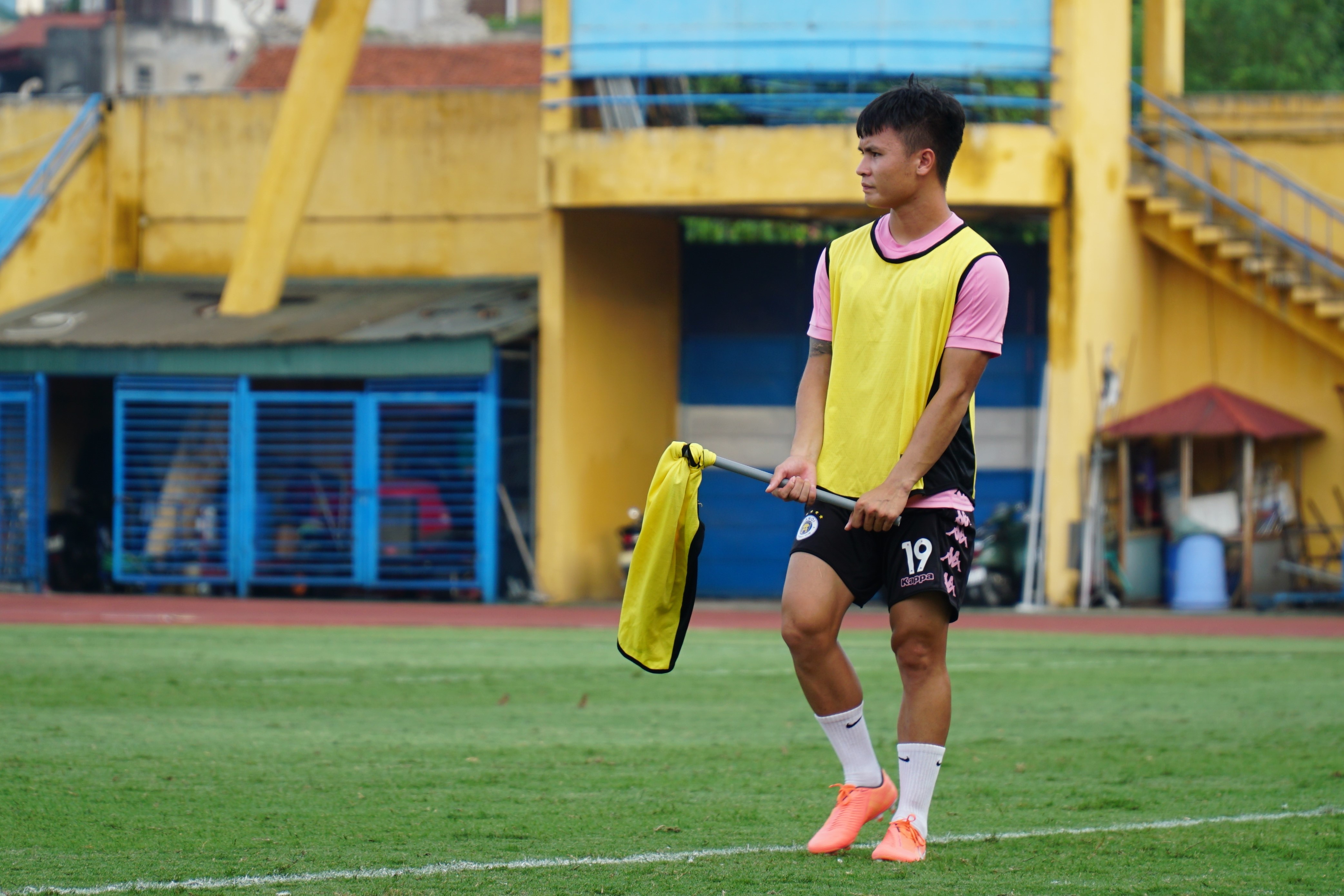 Quang Hai chan thuong anh 1