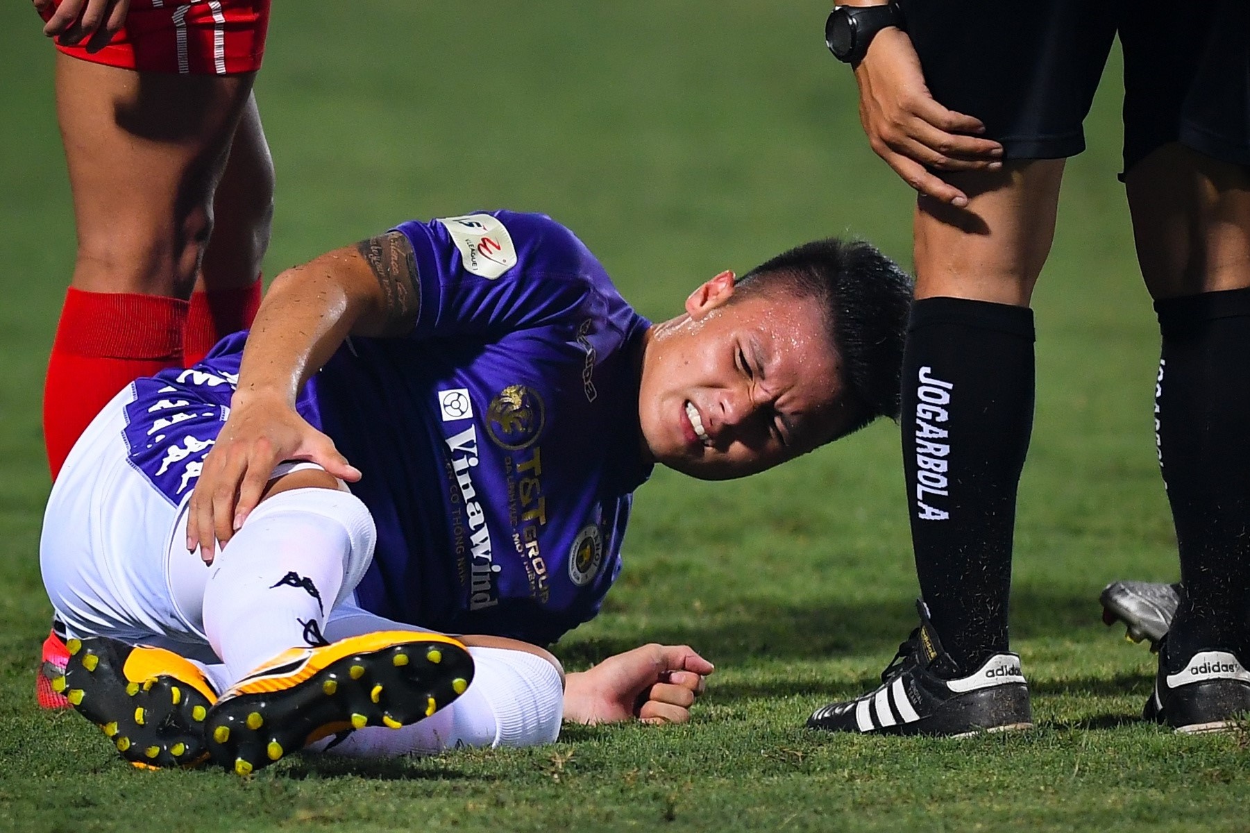 Quang Hai dinh chan thuong, vang mat tran gap SLNA hinh anh