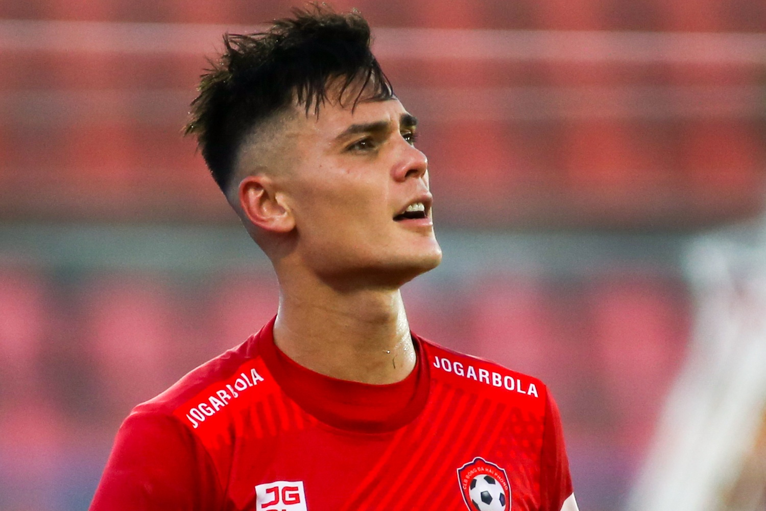 Ngay dang quen cua cap Viet kieu CLB Hai Phong tren san Lach Tray hinh anh