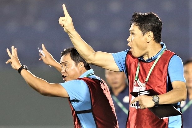 Tro ly Nguyen Duc Canh cam bang thay nguoi, noi nong voi trong tai hinh anh