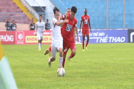 Van Toan but toc loai bo cau thu Hai Phong truoc khi bi pham loi hinh anh