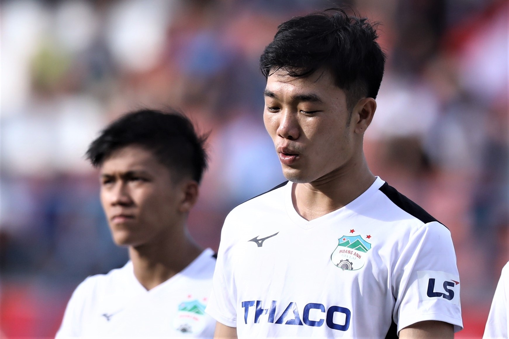 Xuan Truong da 37 giay, khong duoc cham bong lan nao hinh anh