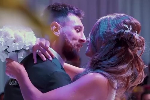 Hon 2 trieu luot xem Messi ben vo trong ngay cuoi hinh anh