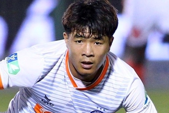 Duc Chinh sut 11 m mo ty so sau sai lam cua cau thu bien che HAGL hinh anh