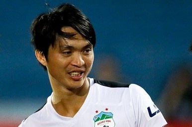 Tuan Anh xoay nguoi sut doi xa sau pha cuop bong doi thu hinh anh