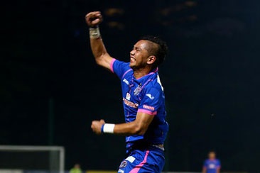 Nha vo dich AFF Cup tu nan vi xe may, de lai vo va 3 con hinh anh