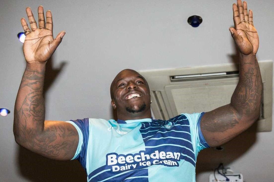 Cau thu nang hon 100 kg nhac ten Klopp trong ngay thang hang hinh anh