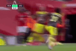 Pha vao bong gay tranh cai cua cuu sao Chelsea voi Greenwood hinh anh