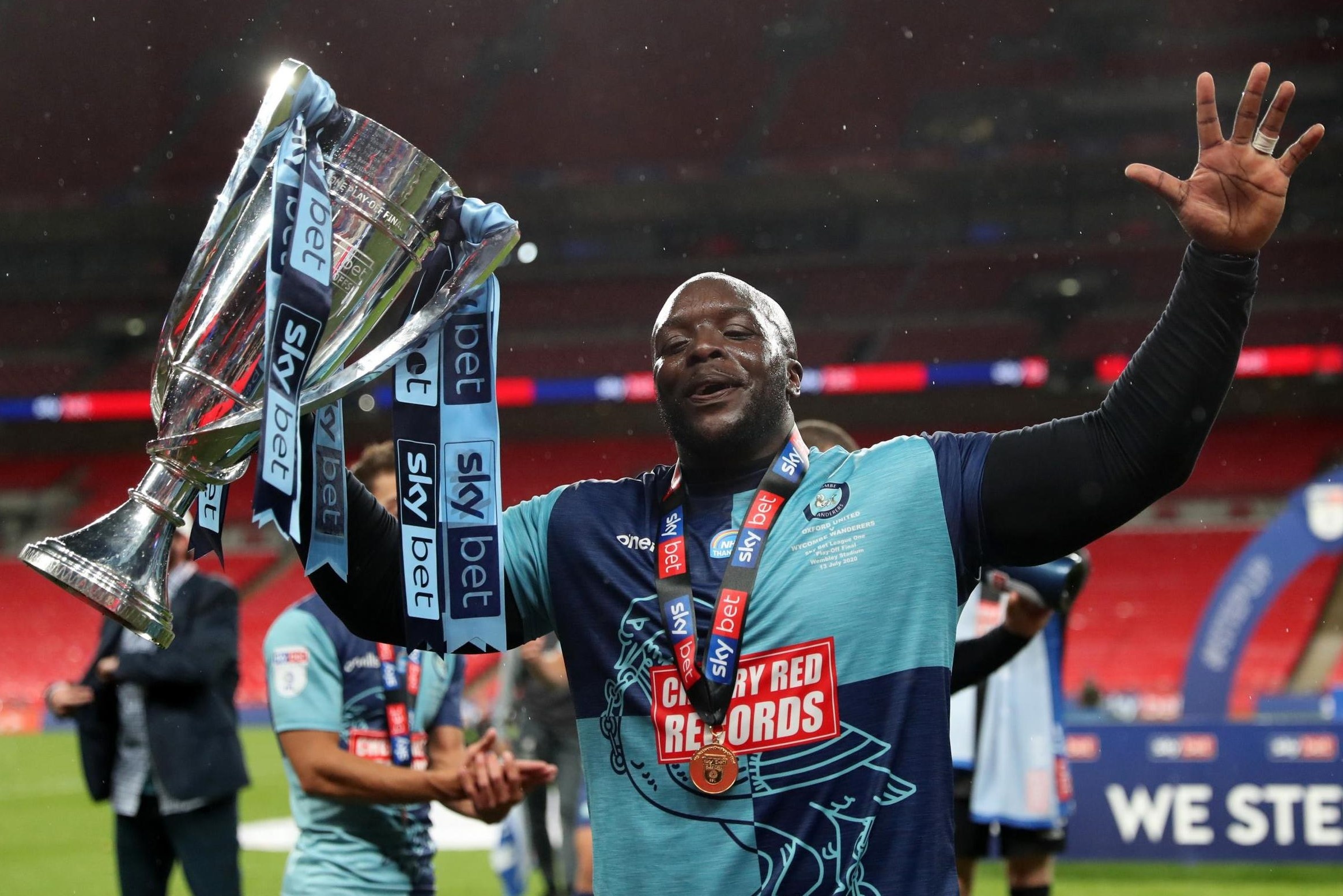 Cau thu nang hon 100 kg duoc moi den le dieu hanh cua Liverpool hinh anh