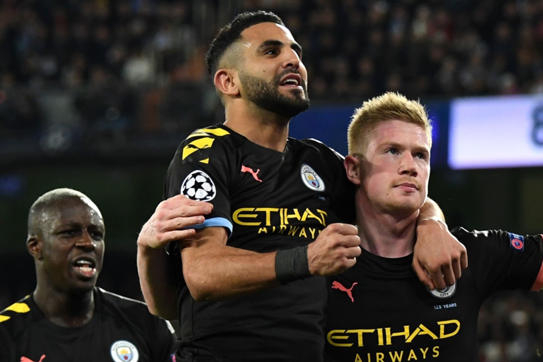 Man City thoat an cam anh 1