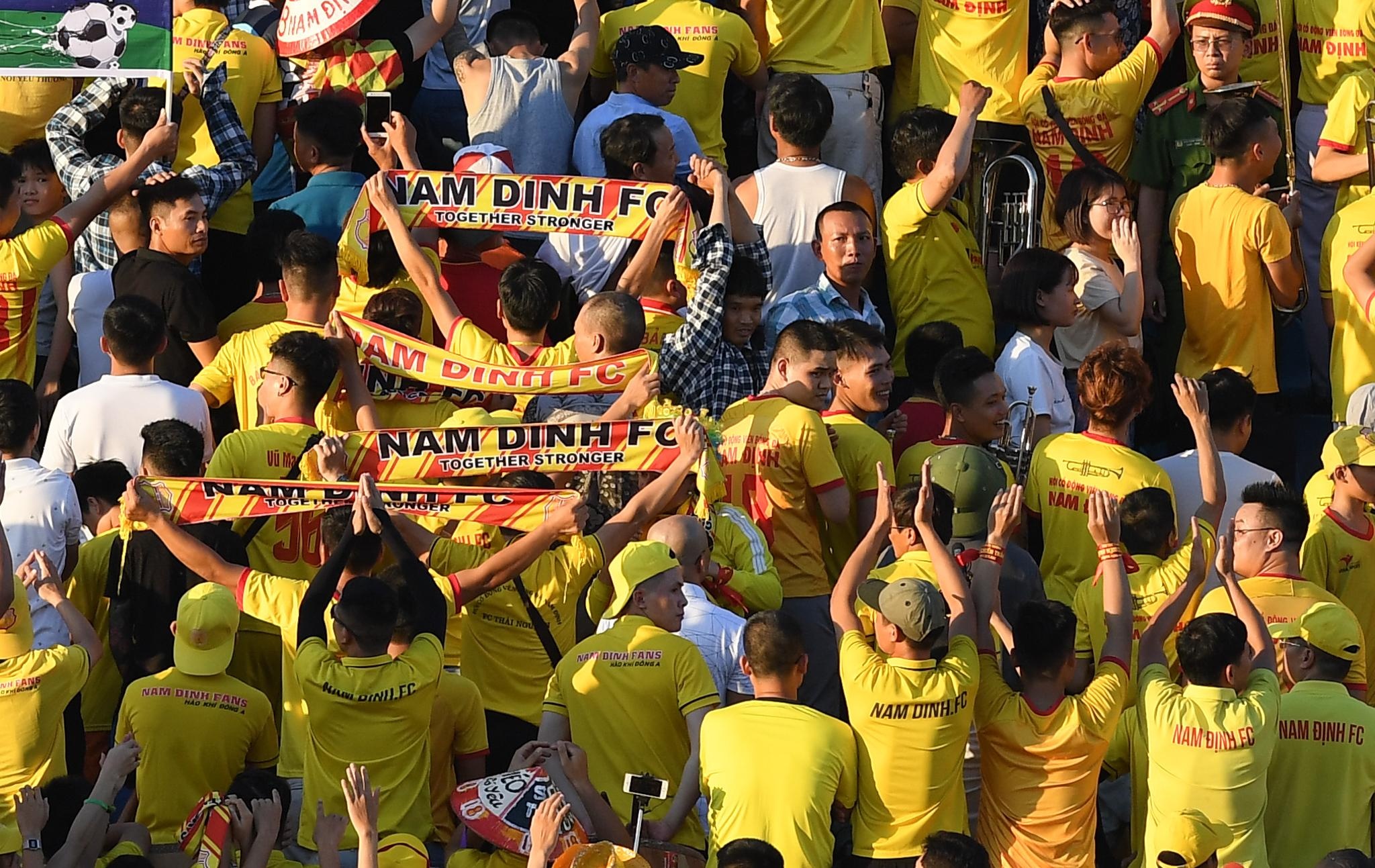 CDV Nam Dinh quay lung phan doi cong tac trong tai hinh anh