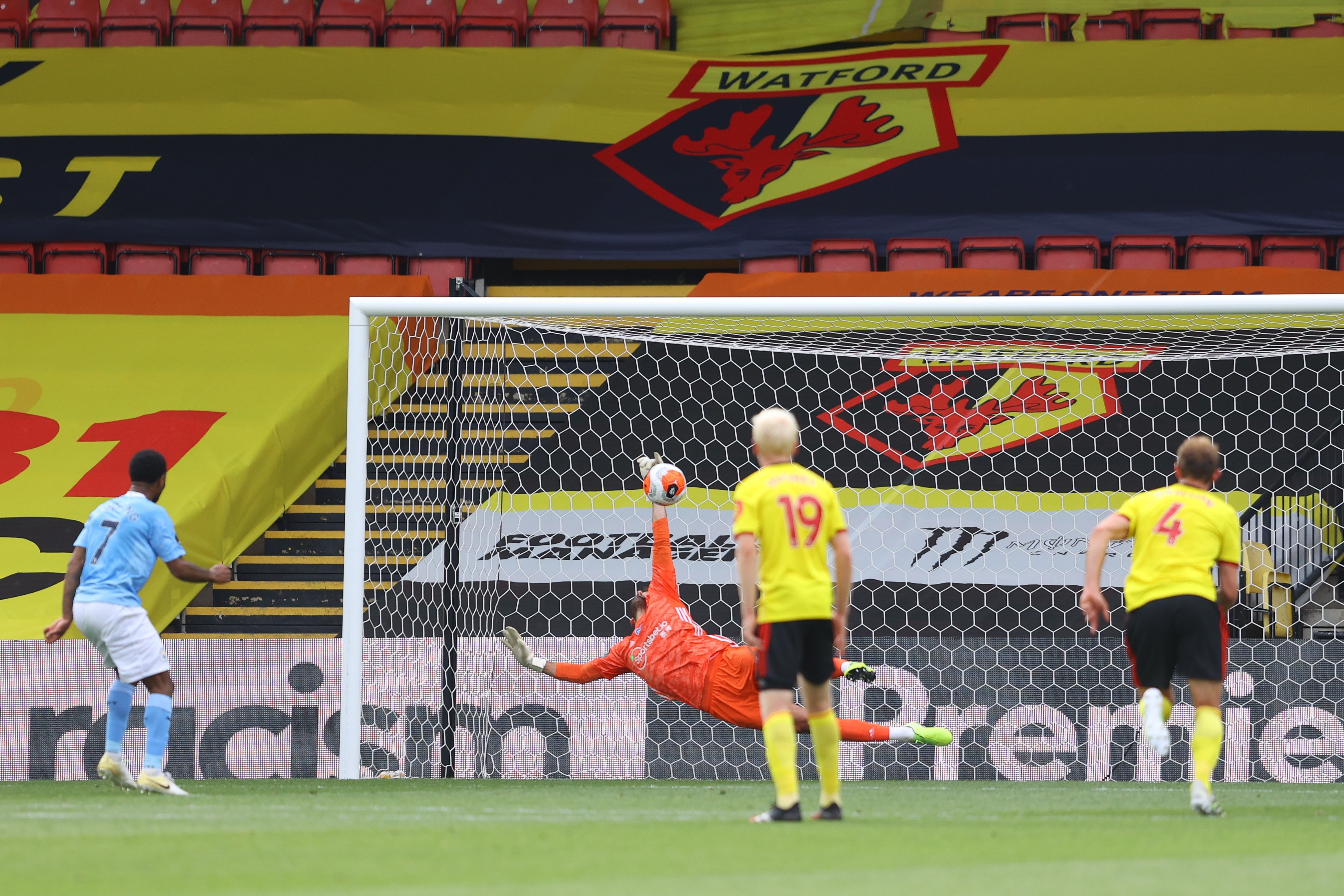 Watford dau voi Man City anh 6