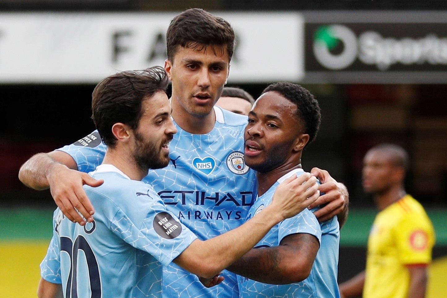 Sterling toa sang trong tran thang 4-0 cua Man City hinh anh