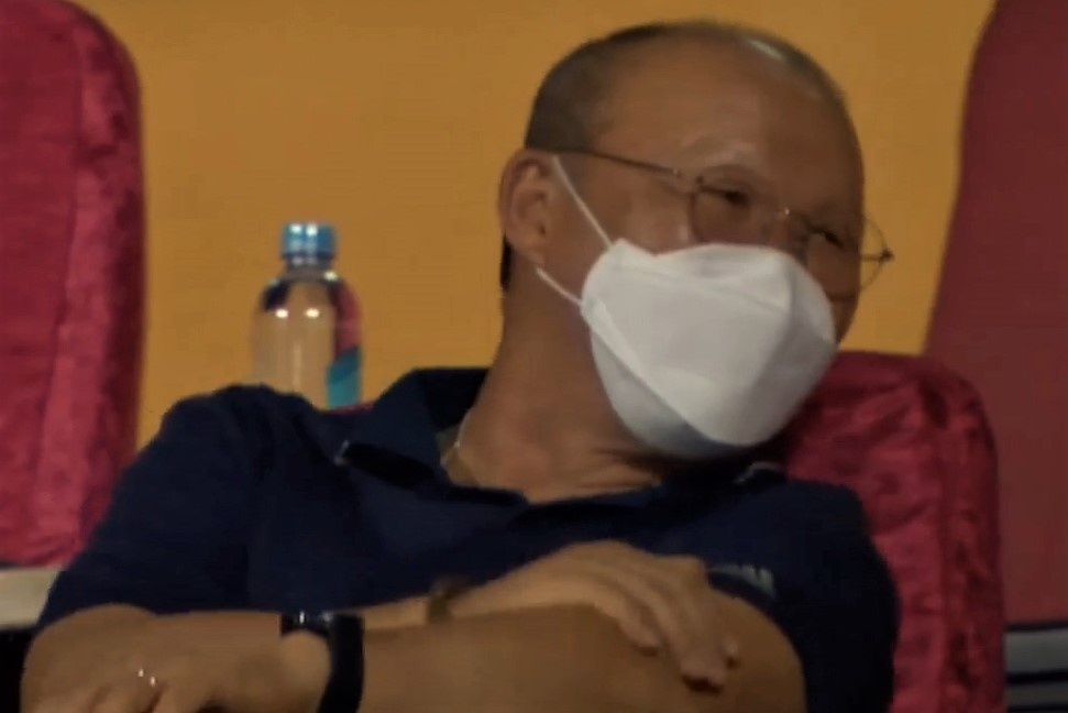 HLV Park mim cuoi sau ban thang cua Thanh Chung hinh anh