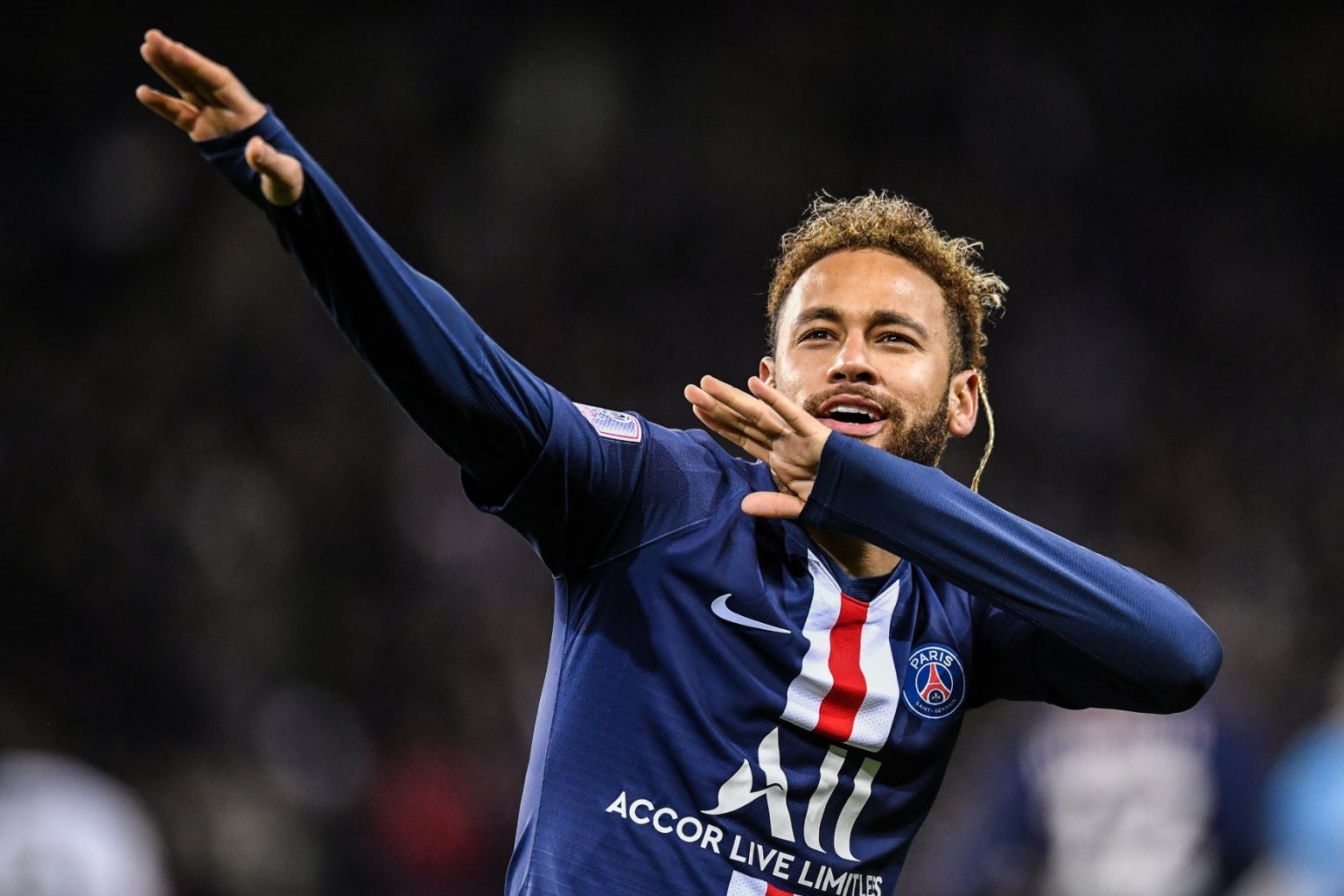 Neymar gianh qua bong vang anh 1