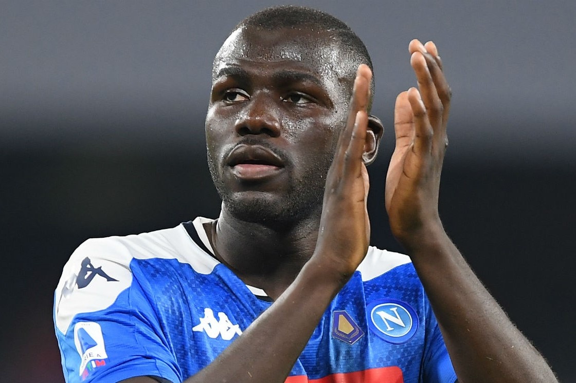 Napoli bat den xanh cho Koulibaly den Manchester hinh anh