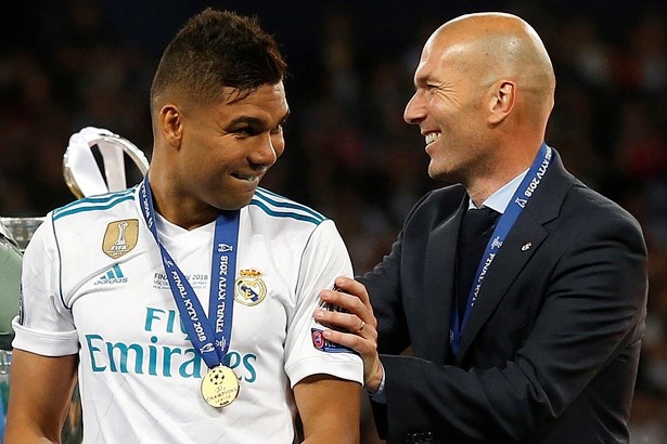 Casemiro: 'Toi van lo lang moi khi noi chuyen voi Zidane' hinh anh