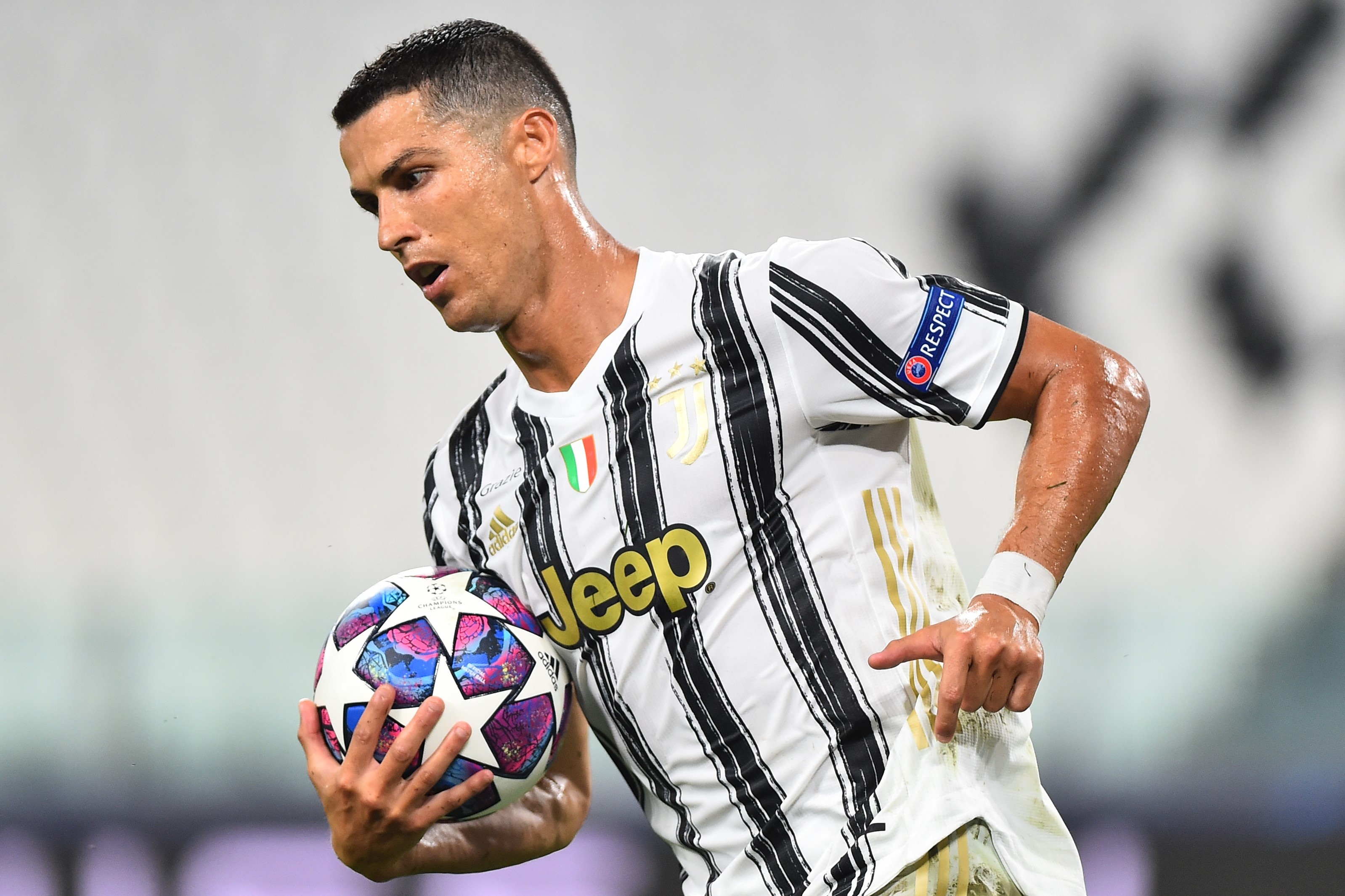 Ronaldo trai long sau that bai o Champions League hinh anh