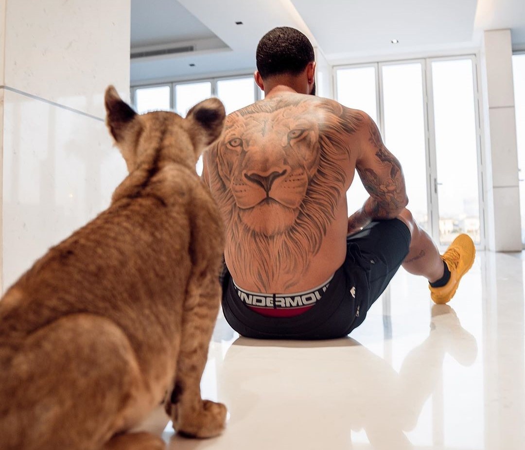 Memphis Depay chup anh voi su tu anh 2