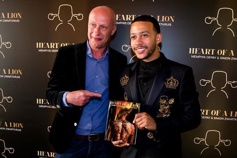 Memphis Depay chup anh voi su tu anh 8